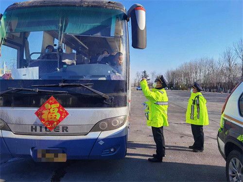 嚴格執(zhí)法與溫情服務(wù)并重 青島市交通運輸執(zhí)法支隊護航春節(jié)城市配送運輸服務(wù)圓滿收官
